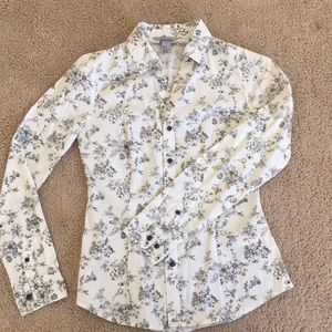 Classic fitted white shirt. Floral print.